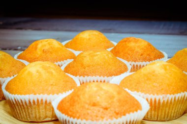 Festival bileşimi yılbaşı Kartpostal arka plan için. İçinde karanlık bir arka plan ile bir piramit şeklinde ahşap bir masa potalara müstehcen taze pişmiş.