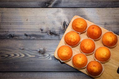 Festival bileşimi yılbaşı Kartpostal arka plan için. Ahşap bir masa duş ile turkuaz mavi bir renk hangi taze zeytin Ahşap Doğrama tahtası yatıyor pişmiş plakalar yapılan.