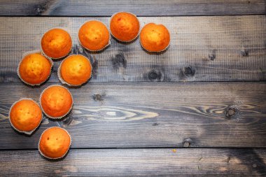 Festival bileşimi yılbaşı Kartpostal arka plan için. Bazı hafif bir turkuaz belirti vermeden panoları yapılmış ahşap bir masa taze pişmiş kek koydu.