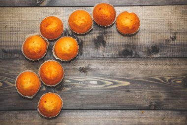 Festival bileşimi yılbaşı Kartpostal arka plan için. Bazı hafif bir turkuaz belirti vermeden panoları yapılmış ahşap bir masa taze pişmiş kek koydu.