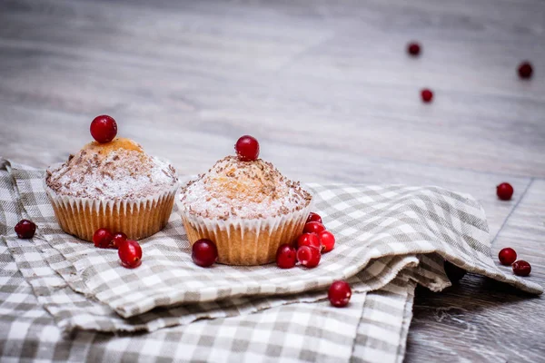 Δύο Cupcakes Πασπαλισμένα Ζάχαρη Άχνη Και Διακοσμημένο Κόκκινα Μούρα Ένα — Φωτογραφία Αρχείου