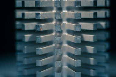 ışık sanatsal oyun altında demir dişli bir parça