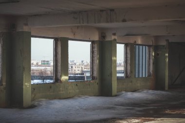eski terk edilmiş sovyet fabrikası tamamen yıkılmış ve harap