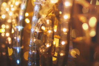 l parkta parlak sarı turuncu boya şenlikli aydınlatma