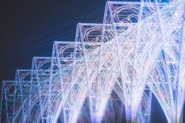 l parkta parlak sarı turuncu boya şenlikli aydınlatma