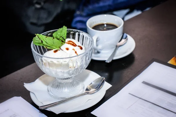 Vista lateral bola de sorvete na xícara com colher e xícara de café em — Fotografia de Stock