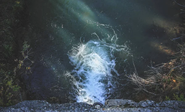 На фоне голубой текучей воды, светло-коричневый силуэт — стоковое фото