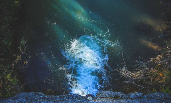 Sobre el fondo de agua corriente azul, una seda marrón claro —  Fotos de Stock