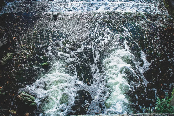 Sobre el fondo de agua corriente azul, una seda marrón claro —  Fotos de Stock