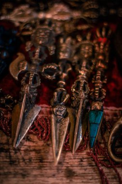 Mitolojik karakterlerin altın rengi Budist figürleri ve maskeleri. 