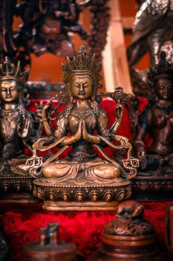 Mitolojik karakterlerin altın rengi Budist figürleri ve maskeleri. 