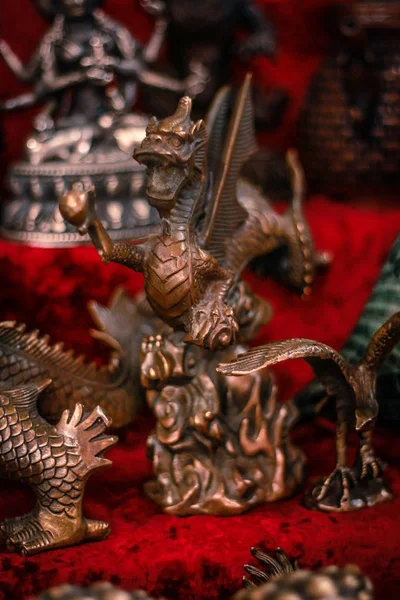 Boeddhistische beeldjes en maskers van mythologische figuren in goud — Stockfoto