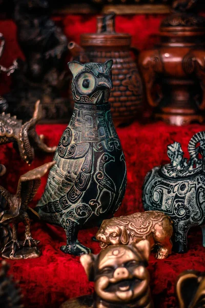 Buddyjskie figurki i maski mitologicznych postaci w złocie — Zdjęcie stockowe
