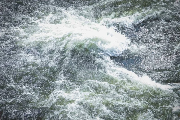 Pęczniejąca piana wody, rzeka Moskwa. Brudne i trujące wa — Zdjęcie stockowe