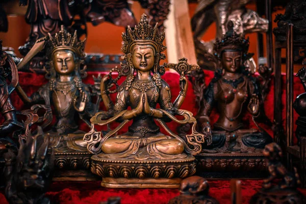 Buddhist figurines and masks of mythological characters in gold — Stock Photo, Image