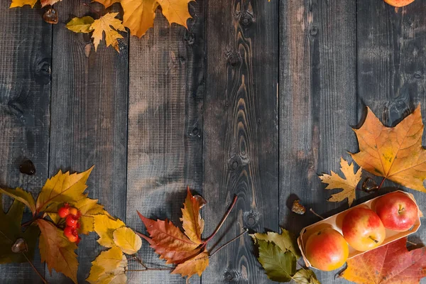 Una Mesa Madera Gris Sobre Hojas Amarillas Otoño Manzanas Amarillas —  Fotos de Stock