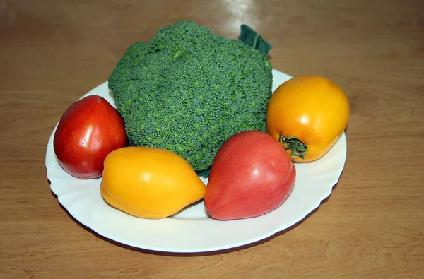 Brócoli Tomates Están Platillo Blanco — Foto de Stock