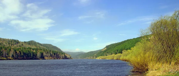 Une Large Rivière Coule Lentement Vers Les Montagnes Boisées — Photo