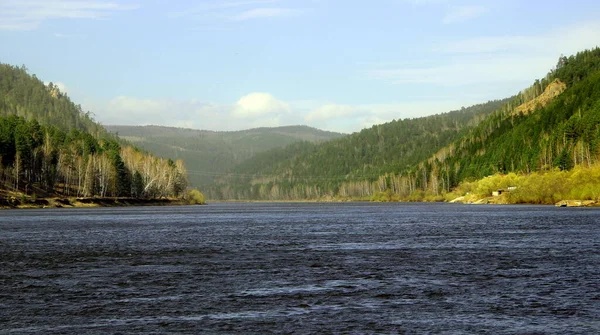 Široká Řeka Pomalu Teče Lesnatým Horám — Stock fotografie