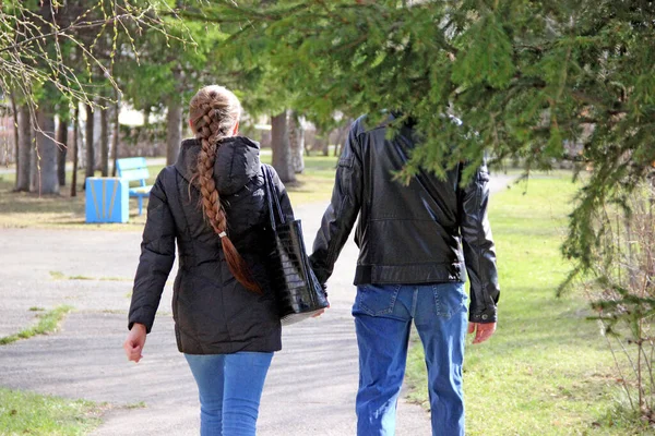 Genç bir adam ve tırpanlı bir kız gün boyunca ıssız bir caddede yürüyorlar..