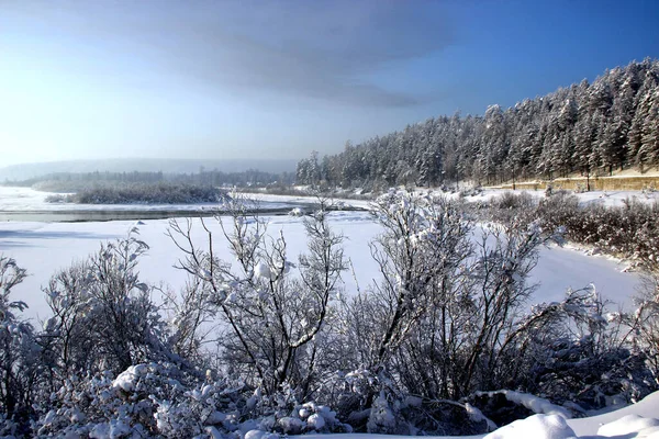 Paesaggio Invernale Fiume Scorre Tra Sponde Innevate Colline Boscose — Foto Stock