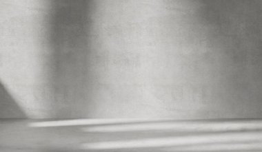 Çimento duvar desenli gri arkaplan. Pencereden yumuşak gölgeler görünen ürün sunumları için minimalist soyut arkaplan