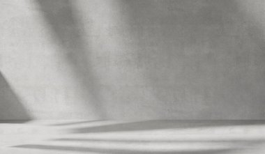 Çimento duvar desenli gri arkaplan. Pencereden yumuşak gölgeler görünen ürün sunumları için minimalist soyut arkaplan