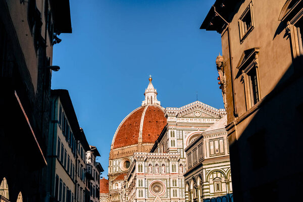 исторические здания и знаменитая базилика Санта Мария дель Фьоре во Флоренции, Италия 