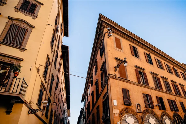 Уютная Узкая Улица Красивыми Историческими Зданиями Флоренции Италия — стоковое фото