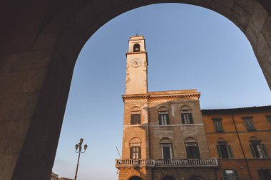 Eski city arch, Pisa, İtalya ile göster 