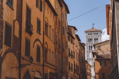 Pisa, İtalya 'da antik binaları olan eski bir sokak. 