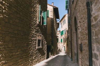 dar sokak ve Toskana, İtalya mimarisi ile kentsel manzara