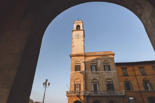 Zobrazit Staré Město Prostřednictvím Oblouku Pisa Itálie — Stock fotografie