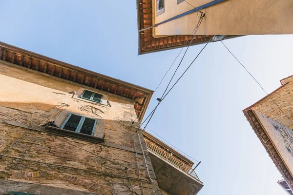 Bottom View Buildings Clear Blue Sky Tuscany Italy — Free Stock Photo