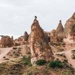 Paisaje escénico con formaciones rocosas extrañas erosionadas en capadocia famosa, pavo