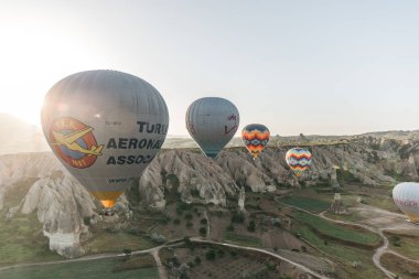 Kapadokya - 09 Mayıs, 2018: Kapadokya, Türkiye'nin doğal peyzaj yukarıda uçan güzel sıcak hava balonları     