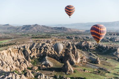 sıcak hava balonları görkemli Göreme Milli Parkı, Kapadokya, Türkiye üzerinde uçan