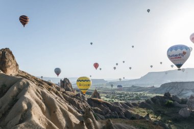 Kapadokya - 09 Mayıs, 2018: Göreme Milli Parkı, Kapadokya Türkiye uçan renkli sıcak hava balonları
