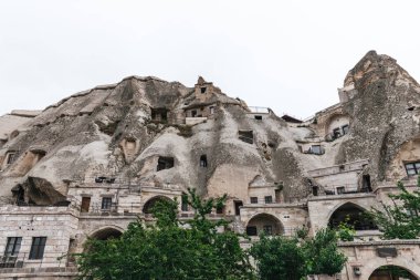 düşük açılı görünümü güzel kaya oluşumları ve binaların Kapadokya, Türkiye