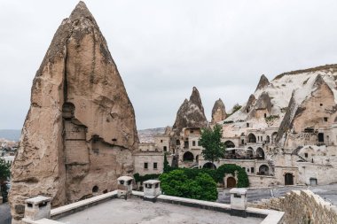 güzel binalar ve doğal kaya oluşumları Kapadokya, Türkiye 