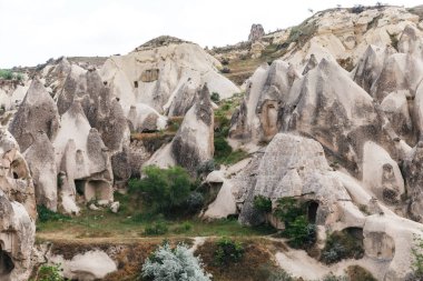 ünlü mağara ve Göreme Milli Parkı, Kapadokya, Türkiye'de kaya oluşumları ile güzel manzara