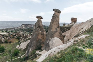 ünlü Kapadokya, Türkiye'de erozyona uğramış tuhaf kaya oluşumları ile görkemli manzara   