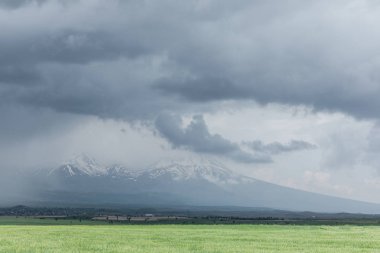 karla kaplı dağlar, bulutlu gün, Kapadokya, Türkiye'de görkemli manzara