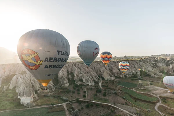 Cappadocia Turquía May 2018 Hermosos Globos Aerostáticos Volando Sobre Paisajes —  Fotos de Stock