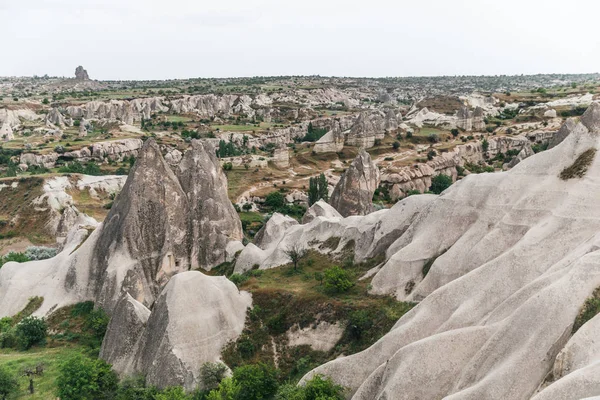Luftaufnahme Der Majestätischen Landschaft Mit Berühmten Felsformationen Goreme Nationalpark Kappadokien — kostenloses Stockfoto