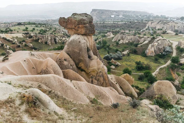 美丽的风景与被侵蚀的奇怪的岩石形成在著名的石 土耳其 — 免费的图库照片