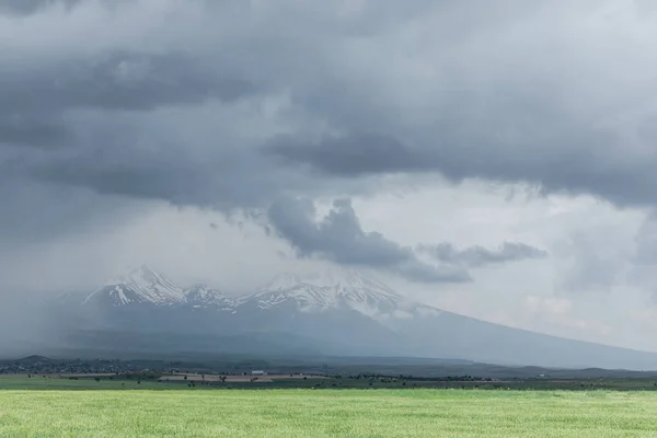 Majestätische Landschaft Mit Schneebedeckten Bergen Bei Bewölktem Tag Kappadokien Türkei — Stockfoto