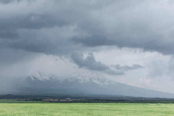 величественный пейзаж с заснеженными горами в облачный день, каппадокия, индейка
