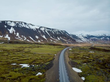 hava alanları ve kar, snaefellsnes, İzlanda ile dağları arasındaki yol görünümünü