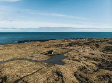 güzel deniz, snaefellsnes, İzlanda yakınındaki küçük siyah Budir Kilisesi'nin havadan görünümü